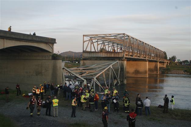US bridge collapse sends cars, people into river