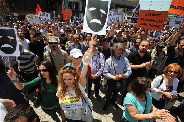 Artists protest privatization of state theaters and operas