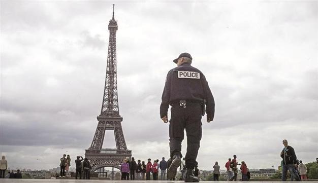 Street crime threat for Paris tourism