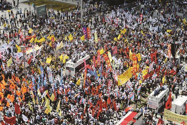 Thousands of union strikers fill Ankara protest square