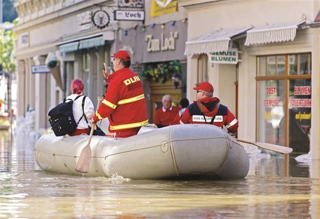 Germans, Czechs on alert as floods spread
