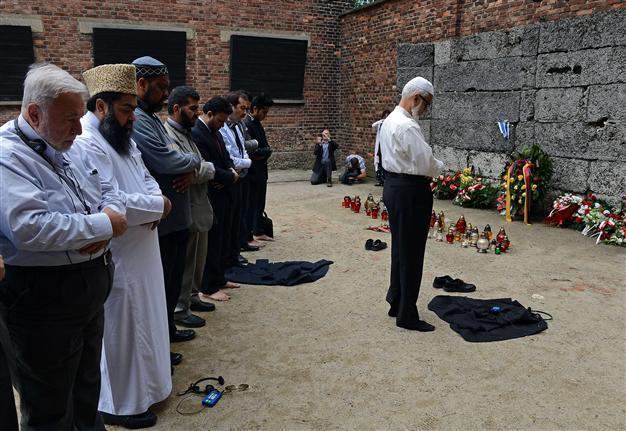 Muslim religious leaders deliver emotional prayer at Auschwitz for Holocaust dead