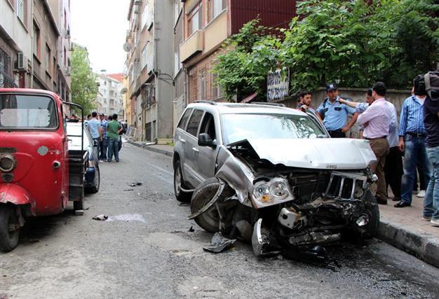 Car crashes into gas box, two killed in Istanbul’s Fatih district