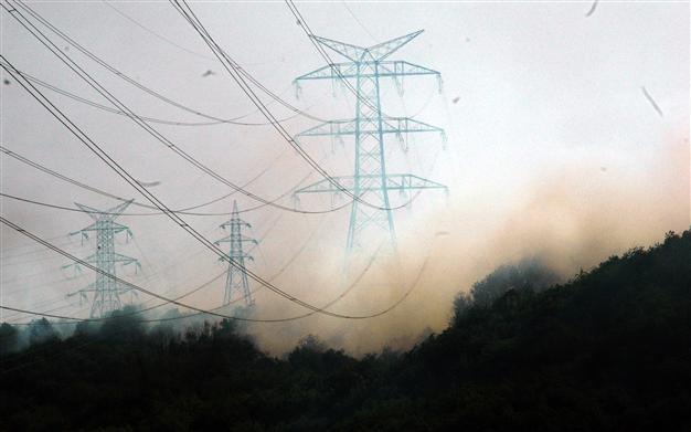 Strong winds disrupt sea traffic on Bosphorus, cause fire