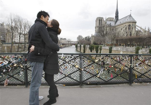 French kiss finally enters French dictionary