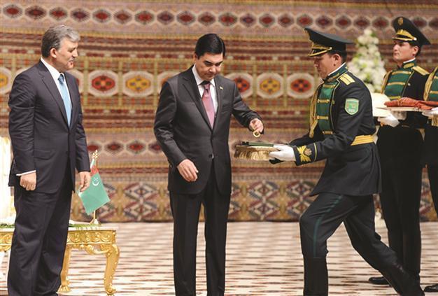 Turkish President Gül receives Turkmen state medal