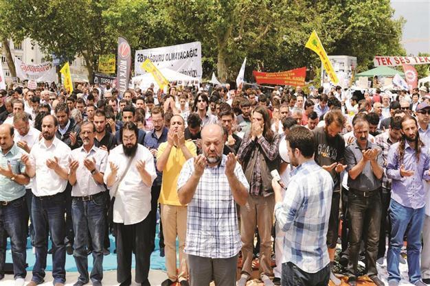 First ‘Friday prayers’ in Istanbuls Taksim after clashes