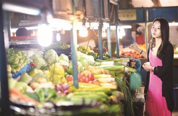 China inflation, lending falls point to economic weakness