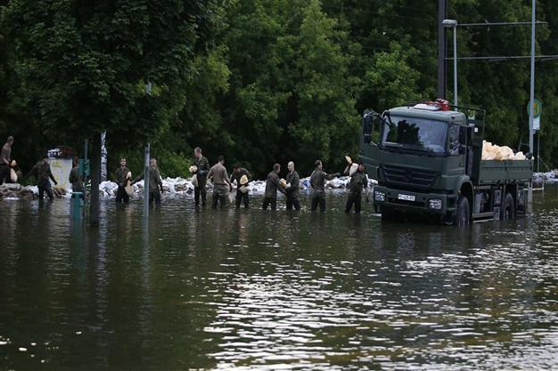 Thousands of Germans evacuate as dam on Elbe river breaks