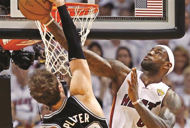 Miami Heat rebound to rout Spurs