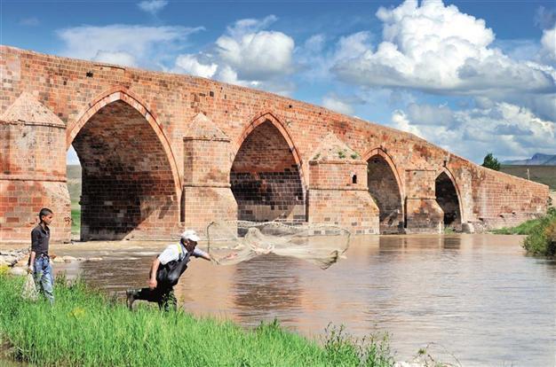 Restorations increase in Erzurum to boost heritage, religious tourism