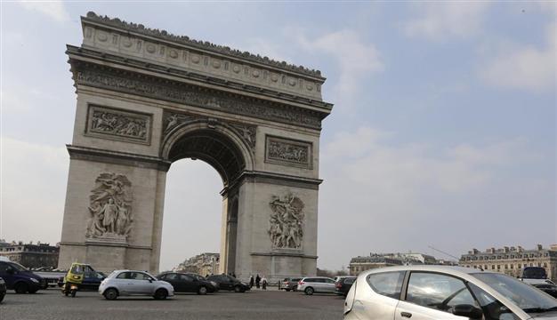 Bomb alert forces clearance of major Paris roundabout