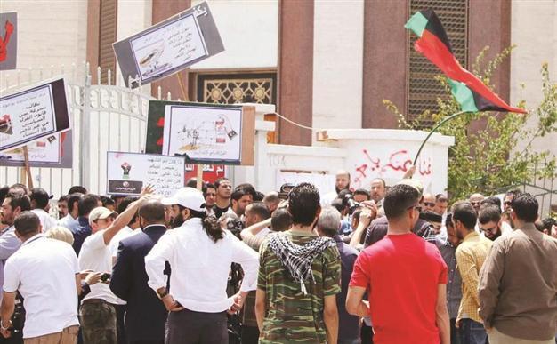 Gunmen keep Libyan foreign ministry under siege