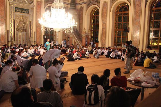 Turkish protesters turn Istanbul mosque into makeshift hospital