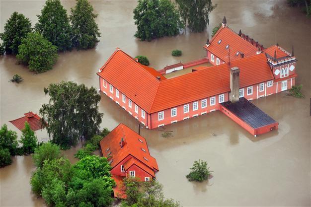 Floodwaters peak in Prague, head for Germany