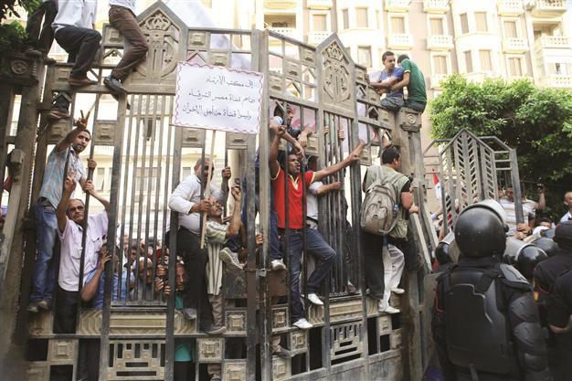 Egypt court jails 43 NGO members