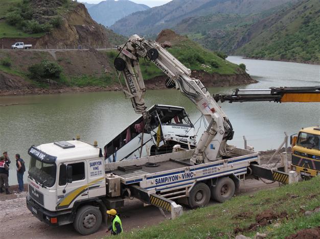 Eight killed as tour bus falls into dam