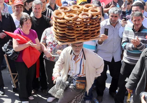 Simit vendor’s ‘simit shake’ raises a smile on an eventful May Day