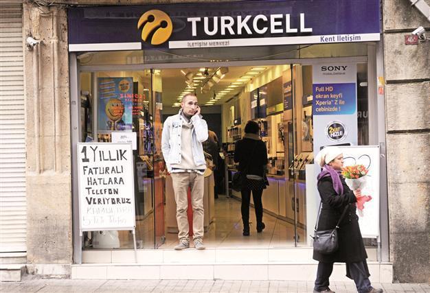 Turkcell meeting not held amid shareholder dispute, shares fall