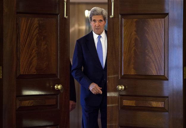 Kerry pushes dual peace bids on Middle East return