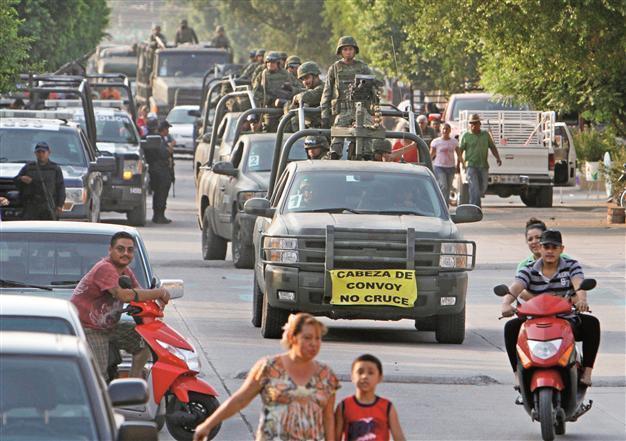 Besieged Mexican town cheers arrival of soldiers
