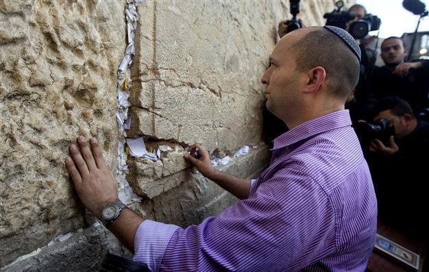 Guard kills man at Jerusalems Western Wall, mistaking him for Palestinian militant