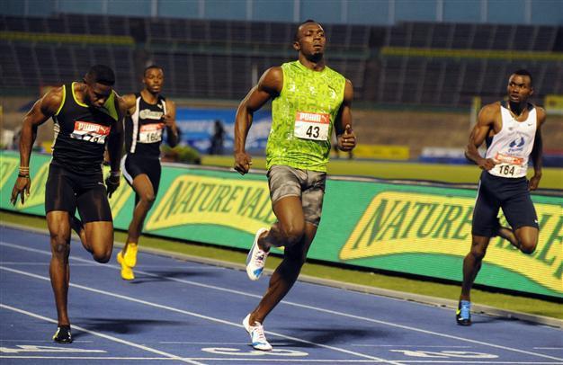 Bolt easily in semifinal at the trials