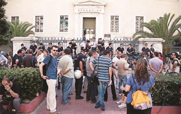 Greek coalition faces crisis on state TV row