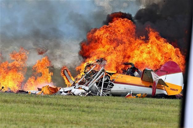 Plane with wing walker crashes at Ohio show; 2 die