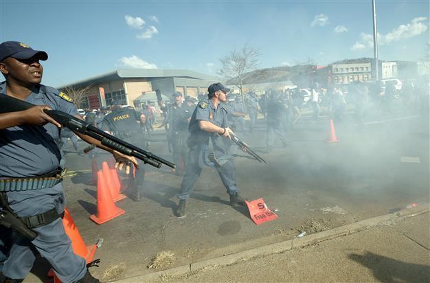 Obama meets Mandela family, police disperse protesters