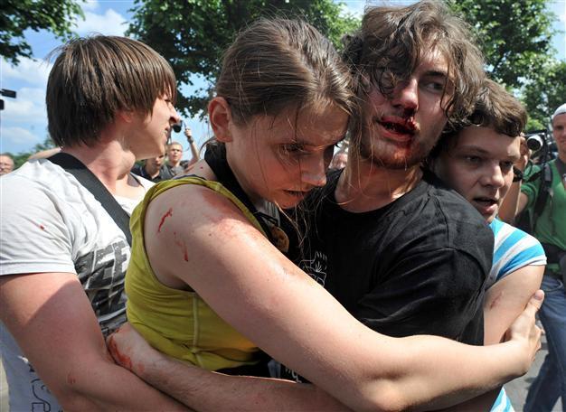 Russian anti-gay groups attack LGBT activists, police detain dozens