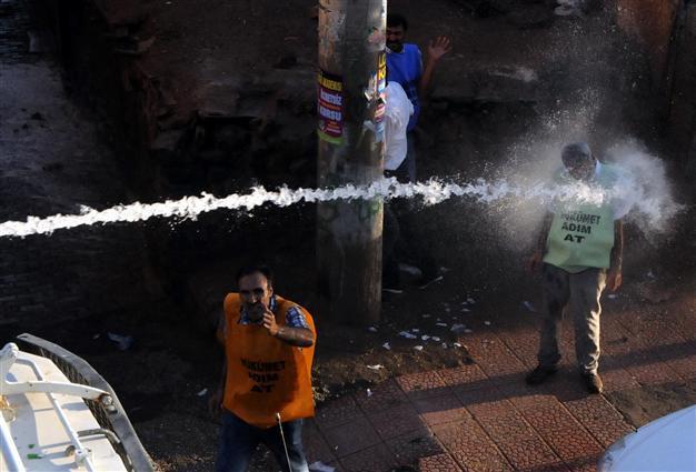 Police quell BDP demo urging reforms for Kurdish solution in Diyarbakır