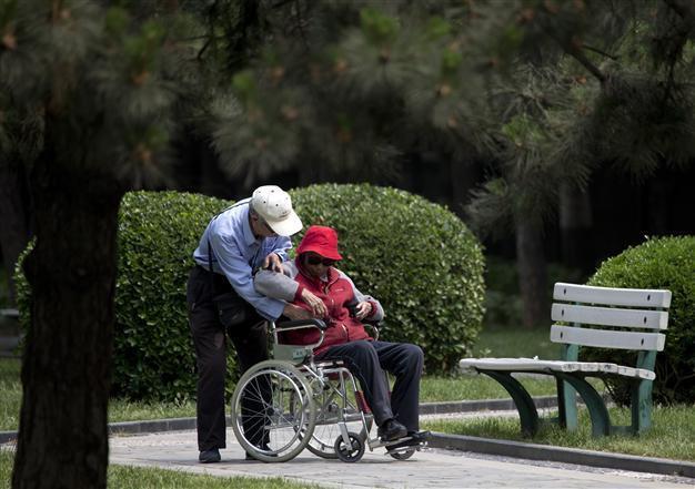 Law requires Chinese to visit their aging parents