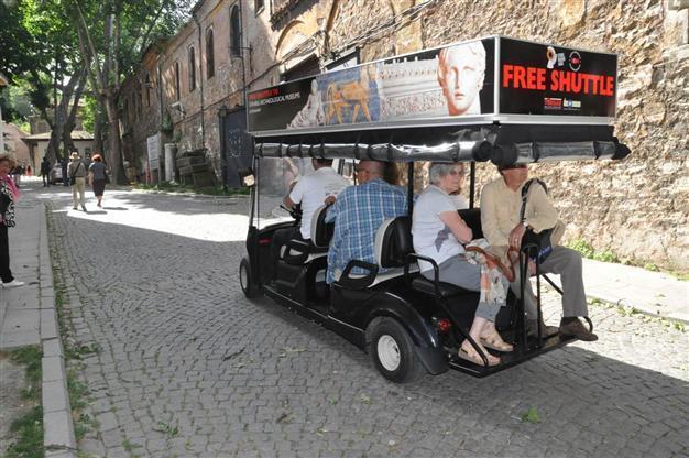 Shuttles sevice for museum visitors