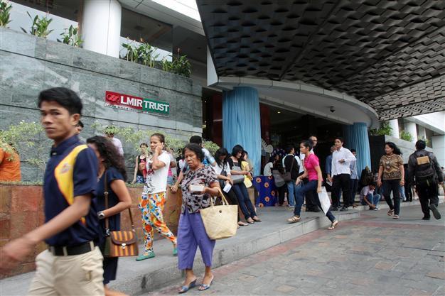 Dozens injured, child dead as quake hits Indonesias Aceh