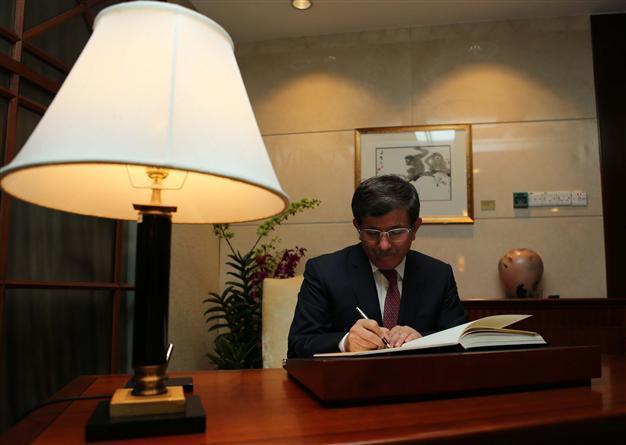 Turkish Foreign Minister Davutoğlu resumes hectic phone diplomacy on Egypt