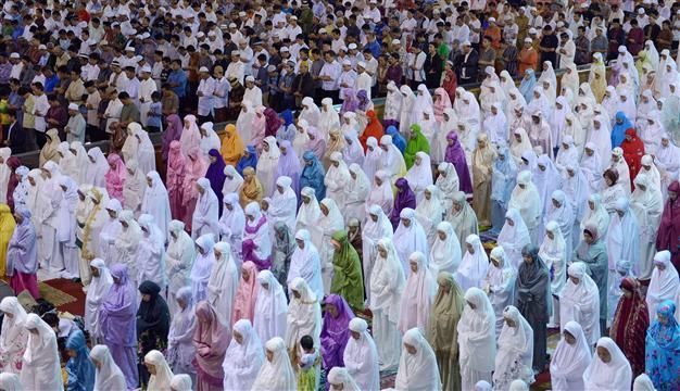 Asian Muslims begin Ramadan, hardliners target ‘sinful’ bars