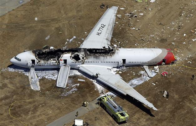 Pilot told passengers to stay in seats after US crash