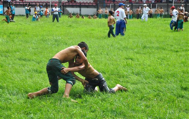 Oil wrestling festival starts in Kırkpınar