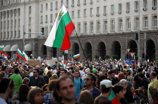 Bulgaria president suggests early elections amid protests