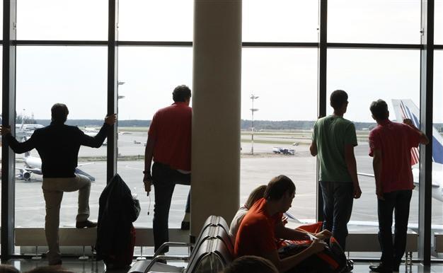Snowden marks three weeks in Russia, could cause more damage