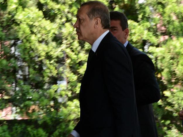 Turkish PM holds meeting on ‘economic fluctuations’ with ministers, AKP officials
