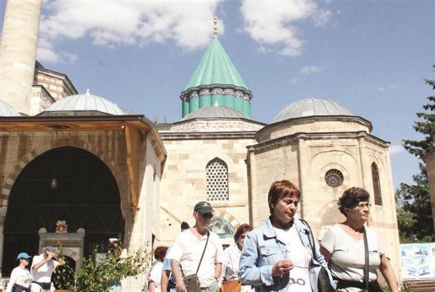 Tourists rush to Konya’s famous Mevlana Museum