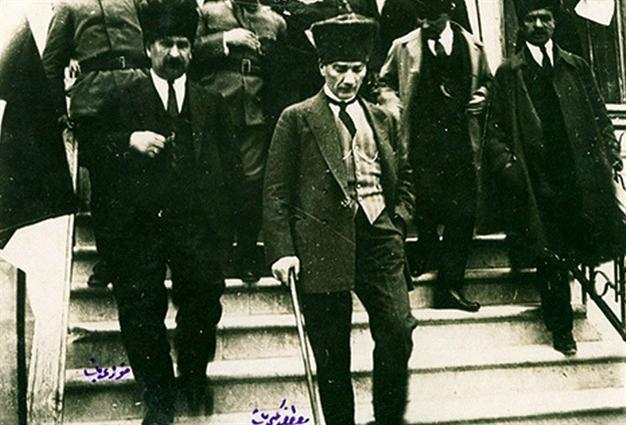 Atatürk’s old photos in auction