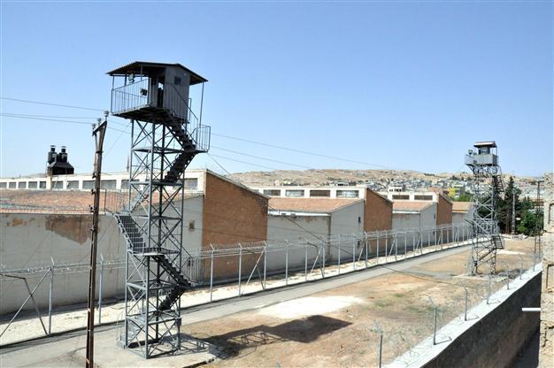 Fifteen prison officials detained in operation in Istanbul