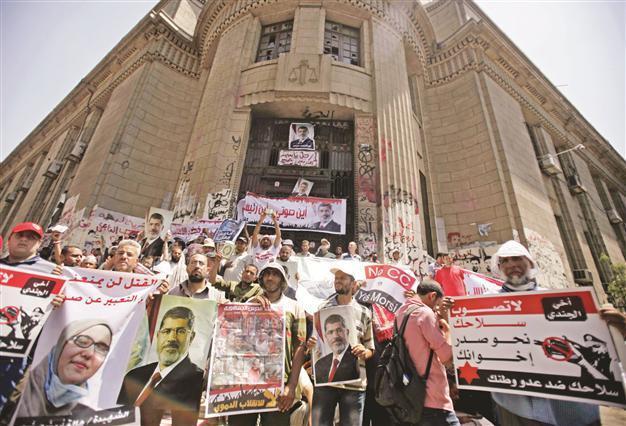 Cairo clashes kill four as Morsi family to sue army