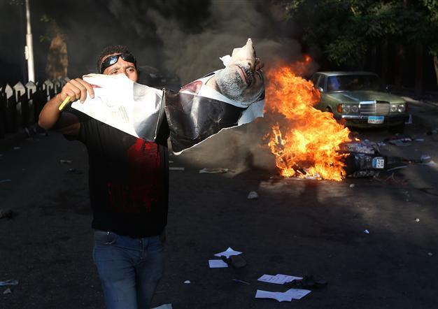 Pressure mounts for Morsi release as Egypt clashes kill 10