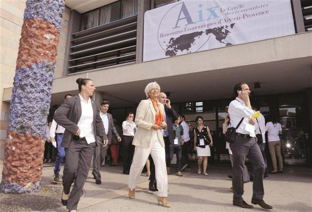 IMF chief signals cut in growth forecasts