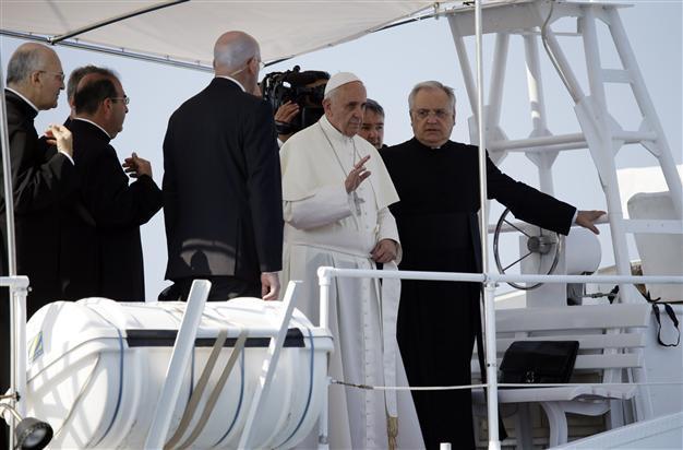 Pope Francis commemorates dead migrants at Lampedusa