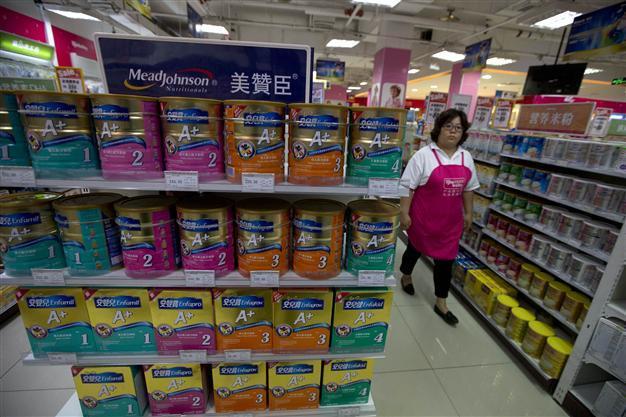 More firms cut baby formula prices amid China probe